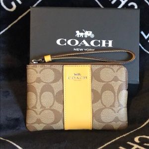 New complete inclusion wristlet wallet